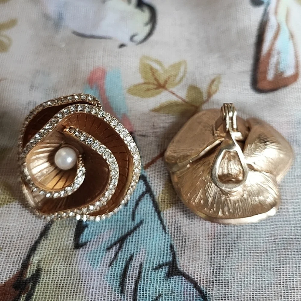 Unsigned Designer Brushed Matte Gold Tone Flower Faux Pearl Clip Earrings Ciner?